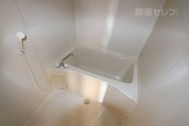 バス・シャワールーム　もちろん浴室もホワイトバスルームです