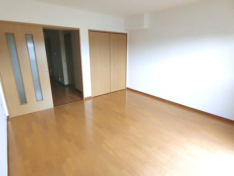 居室・リビング　壁面・天井クロスを新調