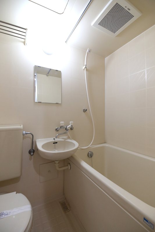 バス・シャワールーム　ゆったりと浸かれる浴槽があります