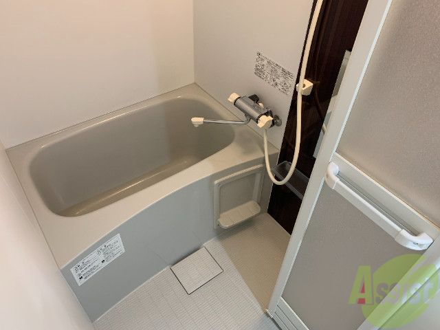 バス・シャワールーム　浴室は清潔感がありとても綺麗な印象です。小物置も付いてます。