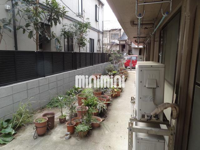 庭　１Ｆの居室・ダイニングから四季折々の花がみられます。