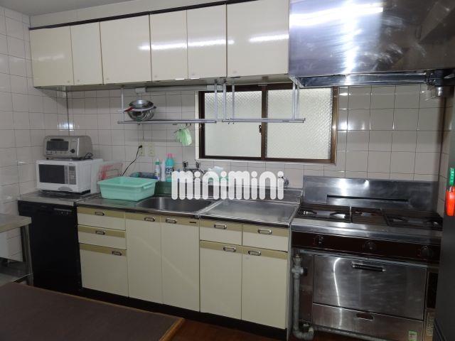 キッチン　共同キッチンスペースです。業務用オーブン完備！