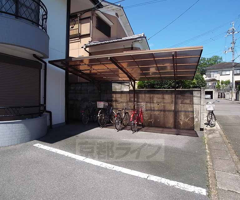 その他共有部分　屋根付きの駐輪場です。