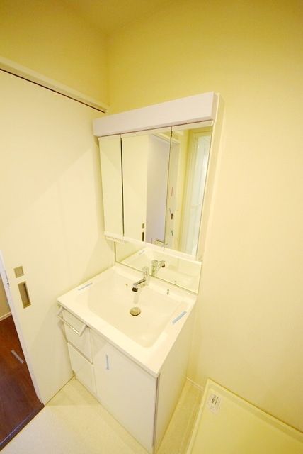 洗面設備　★三面鏡の洗面台です。