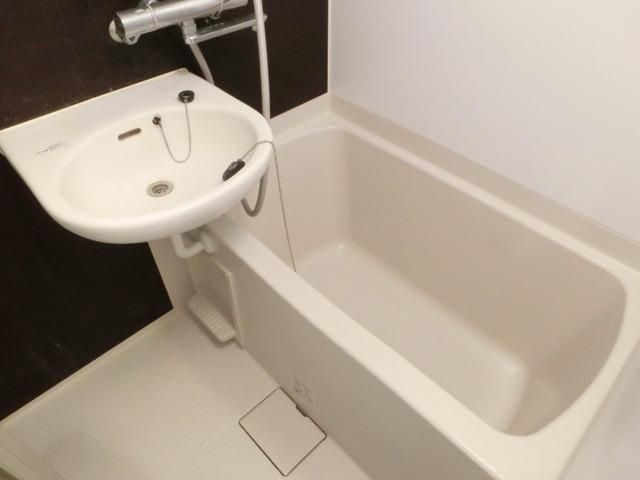 バス・シャワールーム　浴室乾燥機付きのバスルーム