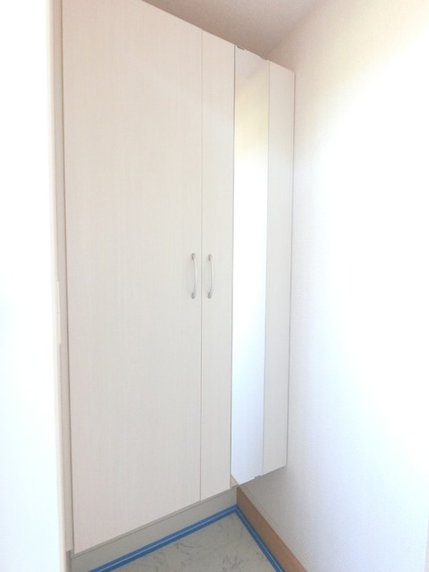 玄関　広めのＢｏｘは収納力ばっちり。トールタイプのミラーついてます