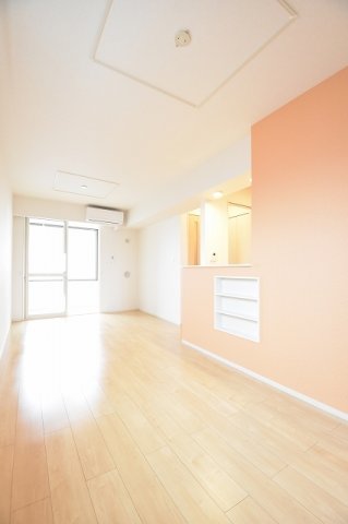 居室・リビング　こちらのリビングで趣味の時間をお楽しみください