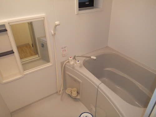 バス・シャワールーム　窓付きの浴室は風を感じつつリラックスできます。寛ぎのバスタ…