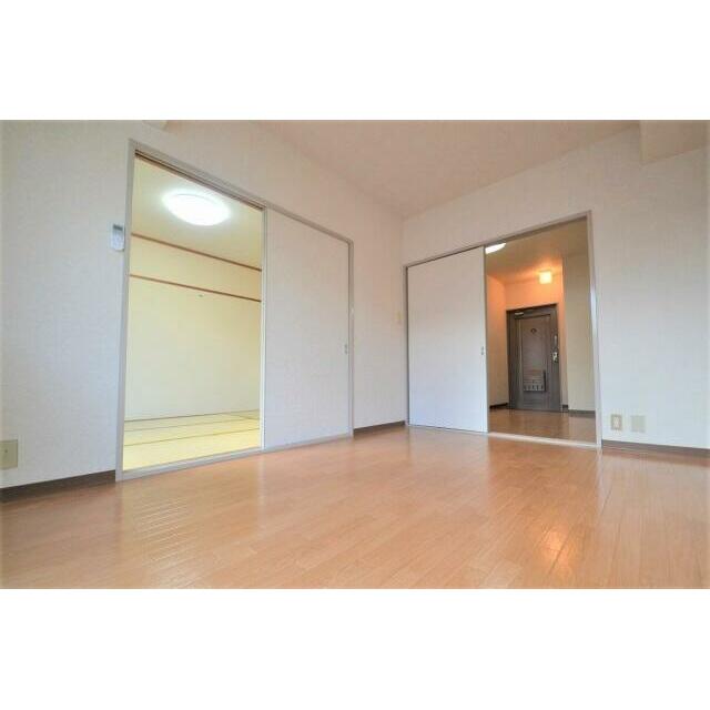 居室・リビング　リビングは和室に繋がっています。