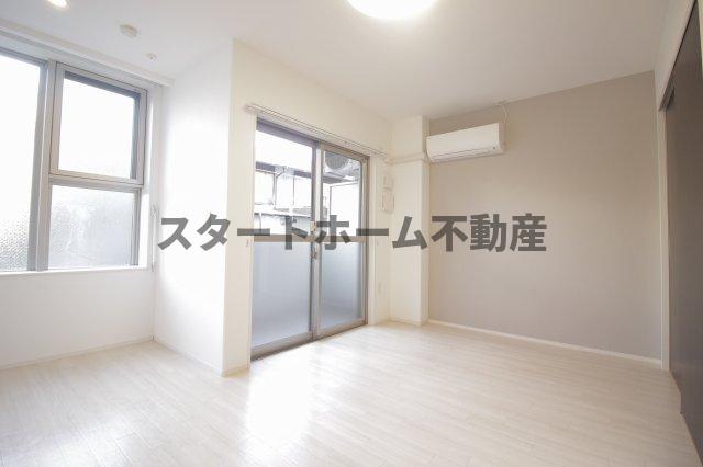 その他部屋・スペース　落ち着いた色調の寝室です