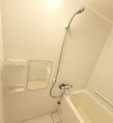バス・シャワールーム　コンパクトで使いやすいお風呂です