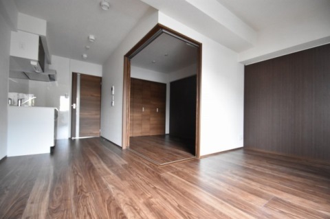 居室・リビング　「落ち着いた色の床材を使用したお部屋です」