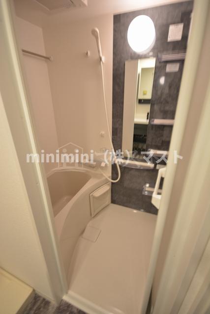 バス・シャワールーム　※お部屋によりカラーリングが異なります。