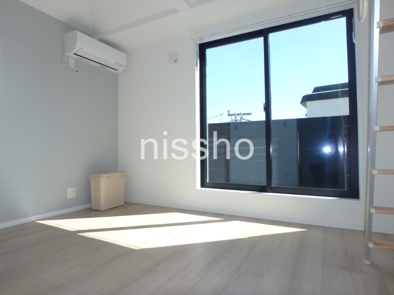 居室・リビング　日差しの入る東向き居室！