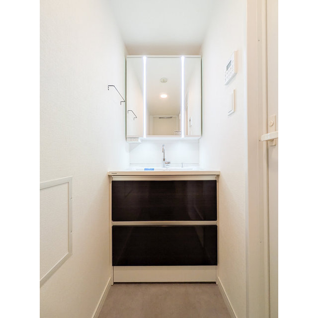 洗面設備　ゆったりとスペースのある洗面所