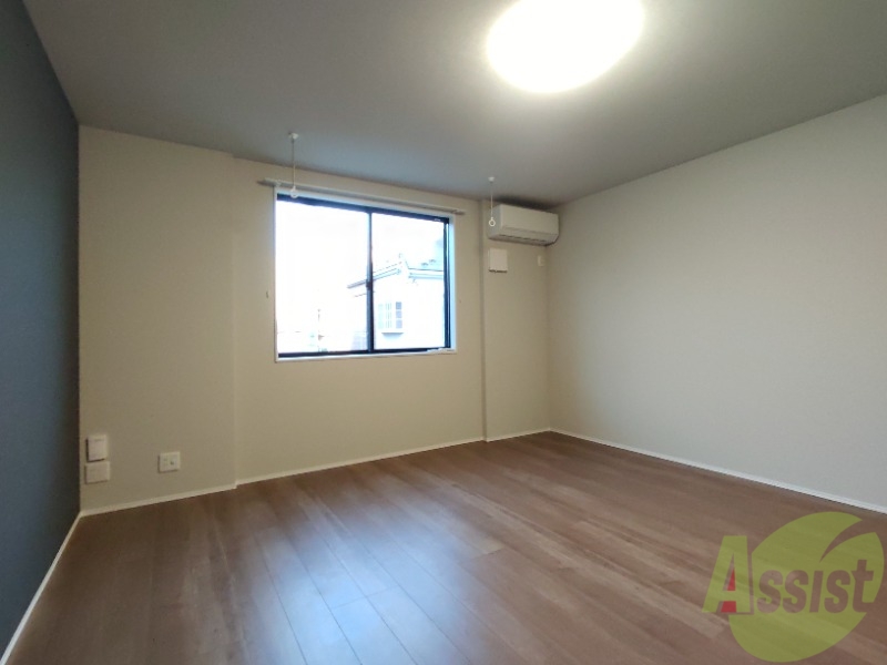 居室・リビング　広くきれいなリビングは明るい光も良く差します。