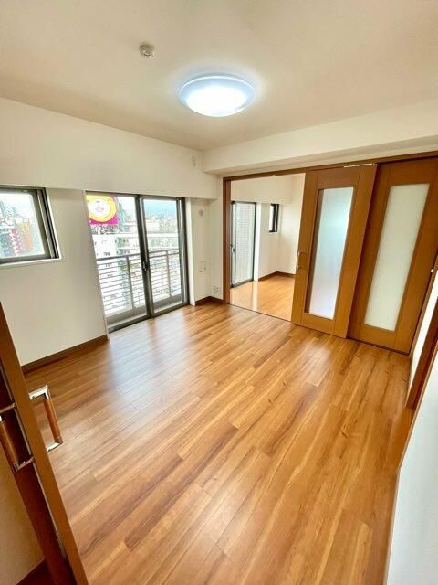 居室・リビング　■↑洋室６．１畳／↓ＤＫ８．１畳■２面採光