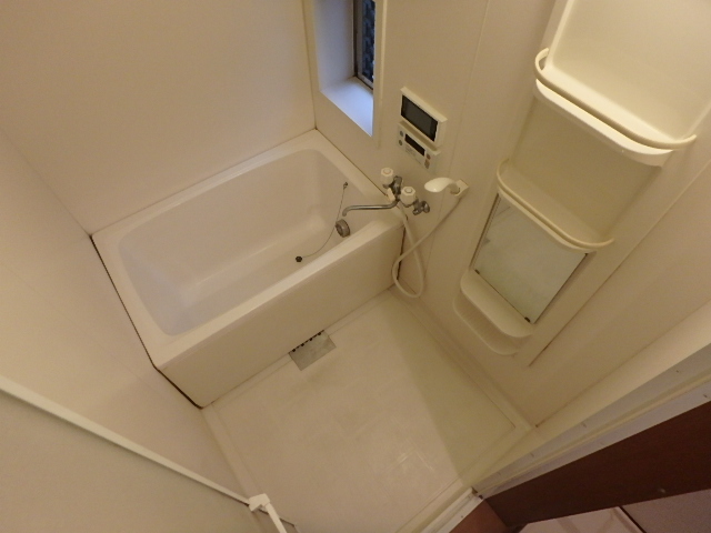バス・シャワールーム　１日の疲れをバスルームでゆっくりと…ＴＶも付いていますよ。