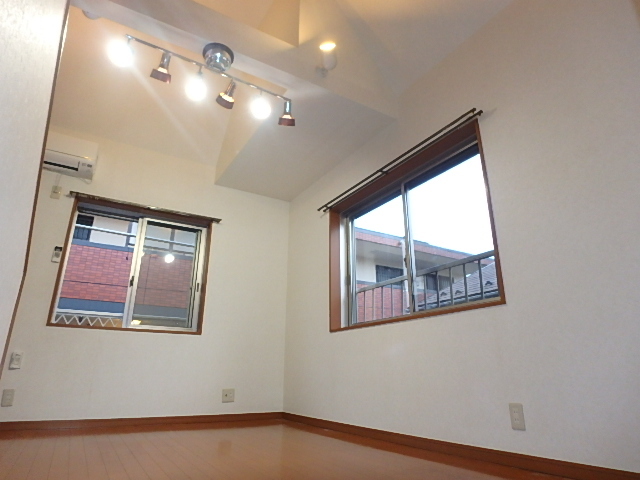 その他部屋・スペース　２面採光の風通しの良いお部屋です。