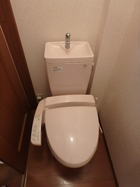 トイレ　１度使うと次回から必須になるかも…洗浄便座。