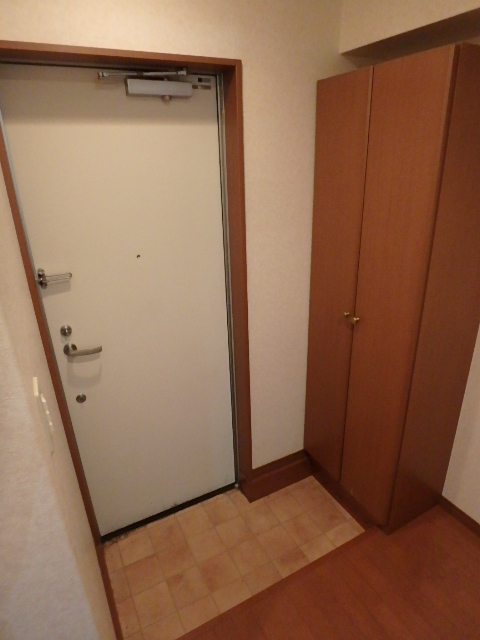 玄関　ブーツ等も入るシューズＢＯＸ完備。