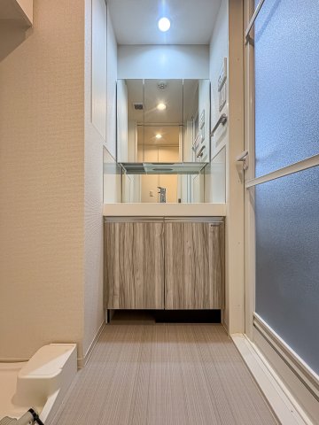 洗面設備　独立洗面台、朝の身支度には欠かせません