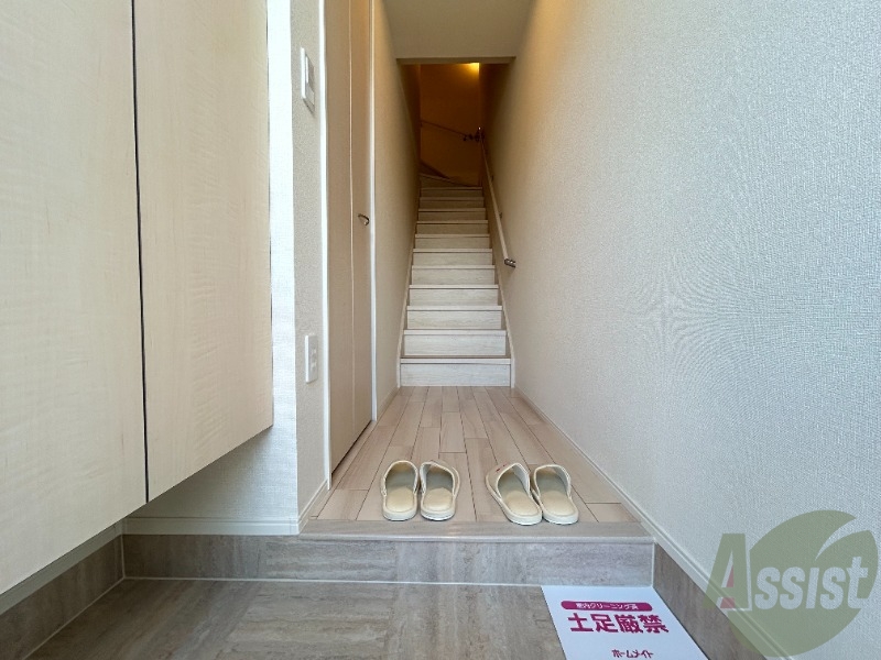 玄関　玄関は敷居が高くなく靴の着脱がしやすそうです。