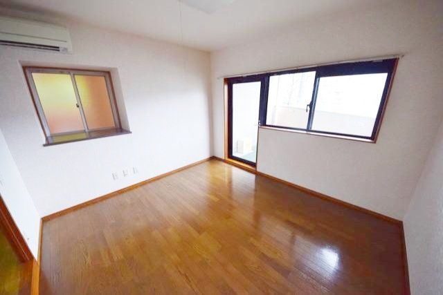 居室・リビング　★窓の多い洋室★