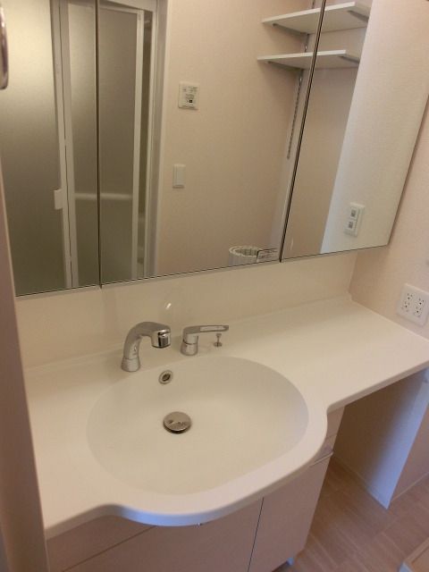 洗面設備　ワイドミラー付き独立洗面台