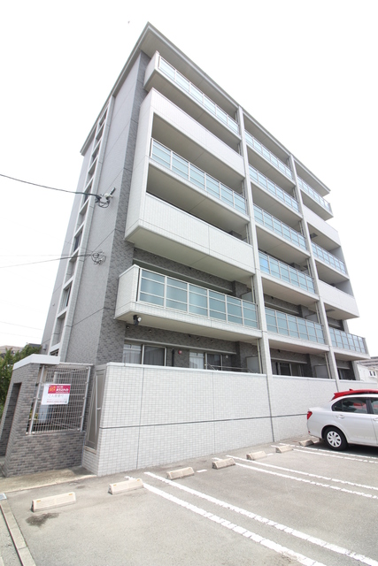 建物外観　オートロック・エレベータ付きのマンションです