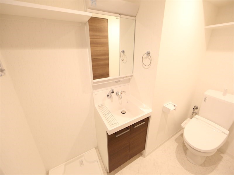 洗面設備　脱衣所　独立洗面台（シャンプードレッサー付）収納スペース有