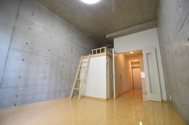 居室・リビング　オシャレな広々洋室・ロフト付