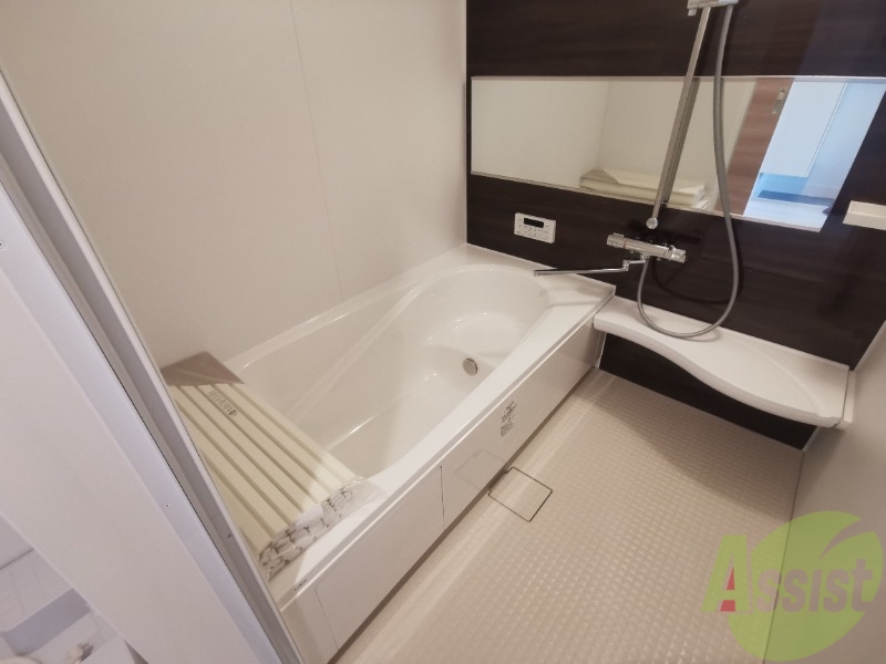 バス・シャワールーム　浴室は広めなのでゆったり落ち着けそうですね。