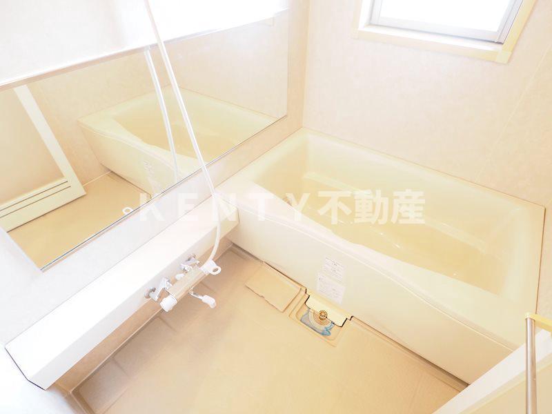 バス・シャワールーム　同タイプの別部屋の写真です。