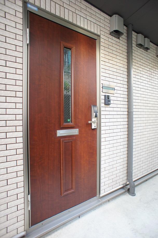 その他共有部分　玄関ドアは特注の豪華戸建仕様です。