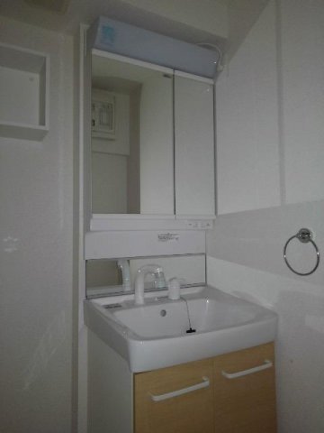 洗面設備　ゆったりとスペースのある洗面所