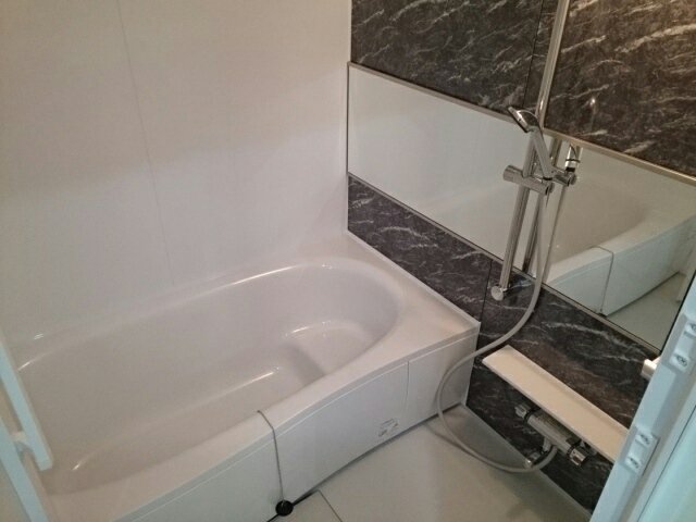 バス・シャワールーム　落ち着いた空間のお風呂です