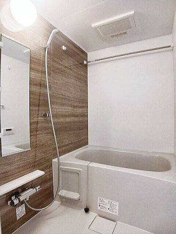 バス・シャワールーム　落ち着いた空間のお風呂です