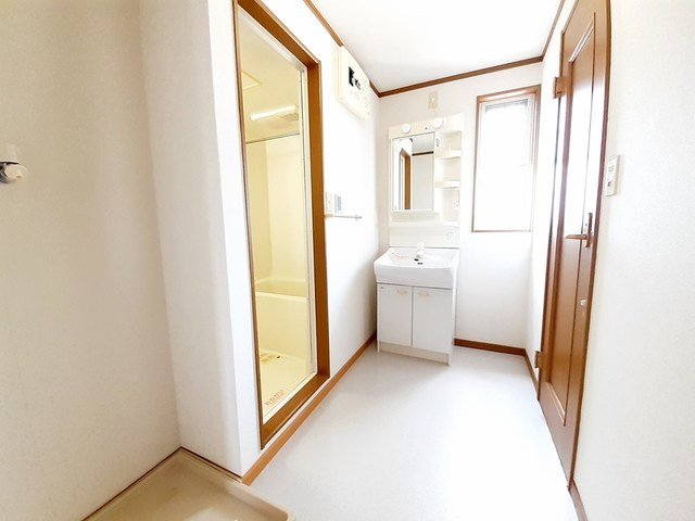 洗面設備　ゆったりとスペースのある洗面所