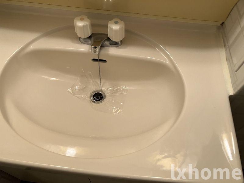 洗面設備　明るい洗面所です