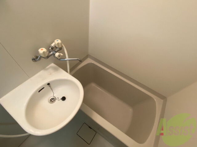 バス・シャワールーム　白を基調としてお風呂になっています。