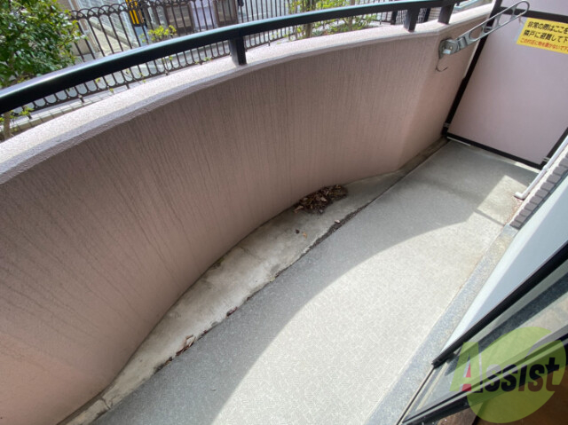 バルコニー　重厚な造りのベランダです。音もひびかなさそうです。