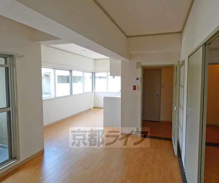 居室・リビング　きれいな１３．６帖のＬＤＫです