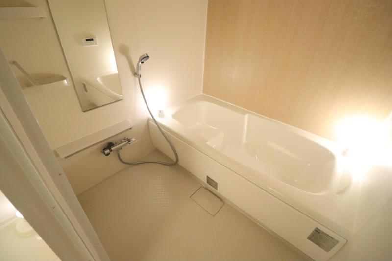 バス・シャワールーム　浴室乾燥機、追い焚き付き一坪タイプの浴室