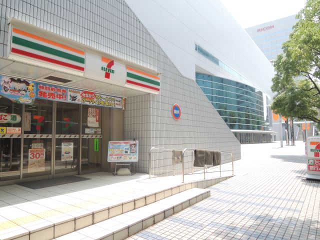 コンビニ　セブンイレブン（コンビニ）まで300m