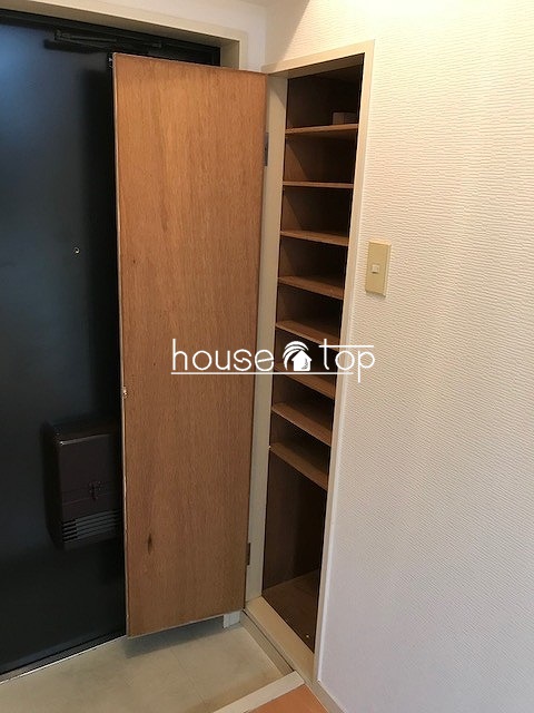 玄関　天井高まであるシューズボックスにはブーツや靴など収納可能です