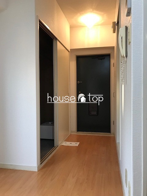 玄関　洋室にはテーブルやベッドなど設置可能です♪