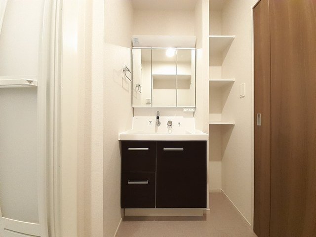 洗面設備　明るい洗面所です