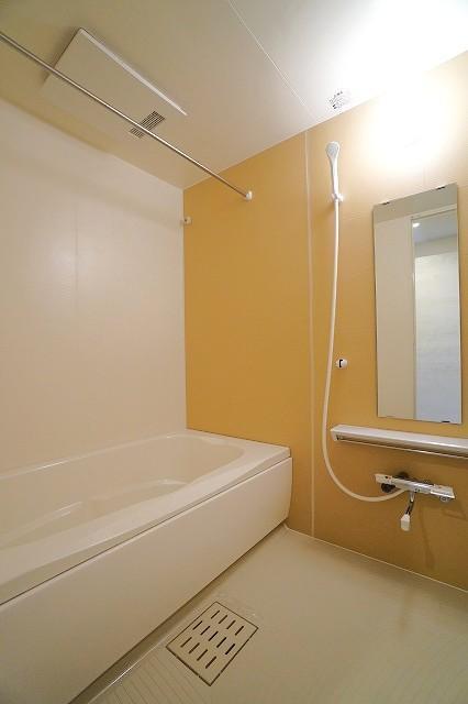 バス・シャワールーム　落ち着いた空間のお風呂です