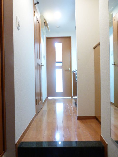 玄関　※別部屋の参考写真です。